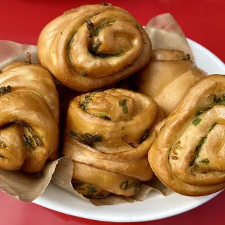 Basket of Fried Scallion Bread (5) with Handcrafted Lemongrass Sichuan Peppercorn Jelly (vg)