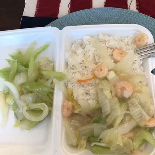 This is chow mein? I&apos;m not sure where the noodles are.