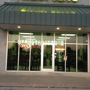 the front entrance of a chinese restaurant