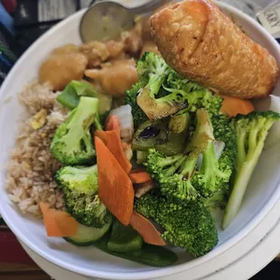 War Su Gai, spring roll, fried rice and mixed vegetables.