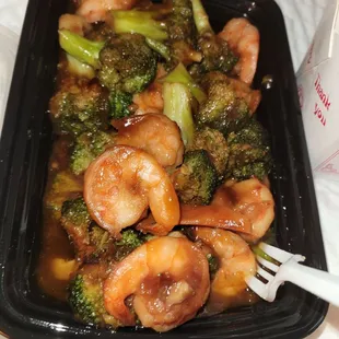 shrimp and broccoli in a sauce