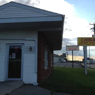 the front entrance of a chinese restaurant