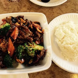Triple in garlic sauce. With custom veggies. Amazingly good. Highly recommended.
