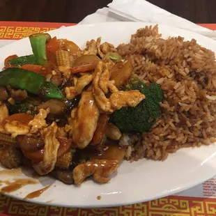 Szechuan chicken lunch special with fried rice.  Sure looks good! Only $4.95 between 11 am - 3pm