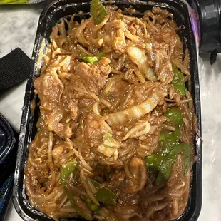 Beef chow fun description states it comes w wide rice noodles and green onion, there&apos;s only green beans and mushrooms and sprouts.