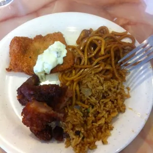 Buffet : fried rice, lo mein, fried breaded chicken, fried fish with tartar sauce