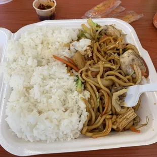 Veggie lo mein with white rice