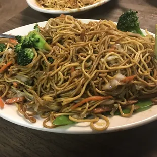 a plate of noodles and broccoli