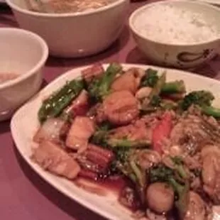 Scallops with veg in garlic sauce, hot and sour soup