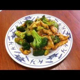 a plate of broccoli and chicken