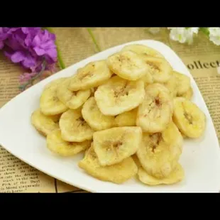 a plate of bananas on a table