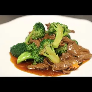 a plate of beef and broccoli