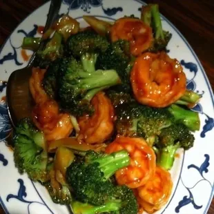 a plate of shrimp and broccoli