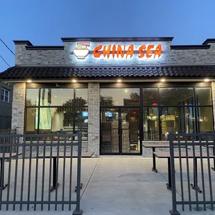 the entrance to a fast food restaurant