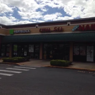 the exterior of a fast food restaurant