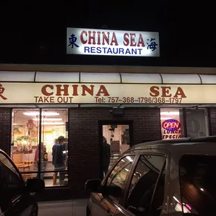 the front of a restaurant at night