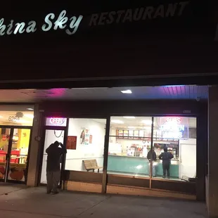 the outside of a restaurant