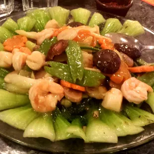 Assorted seafood with pokchoy in white sauce.