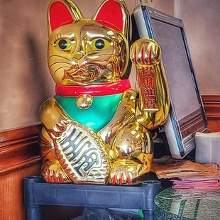 a statue of a golden cat