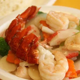 shrimp, broccoli, and carrots