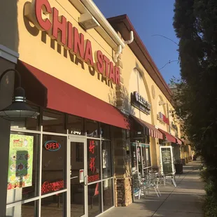 the outside of a chinese restaurant