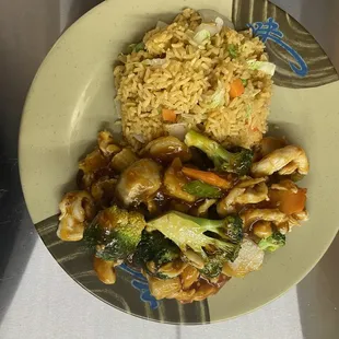 a plate of food with chicken, broccoli, and rice