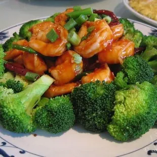 a plate of shrimp and broccoli