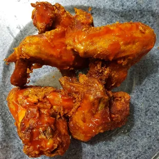 a plate of fried chicken wings