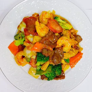 Happy Family 
(Chicken beef shrimp and pork with mixed vegetables)