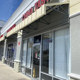 the outside of a chinese restaurant