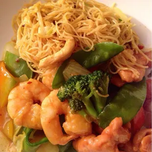 Singapore Mei Fun noodles, CurryShrimp w/ onion, chicken/vegetables