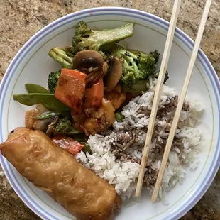 Shrimp with mixed vegetables (light sauce), white rice and shrimp egg roll.