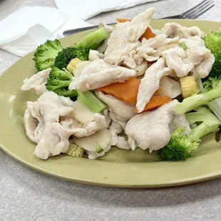 Steamed chicken with sauce on the side