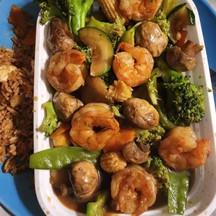 shrimp, broccoli, mushrooms, and rice