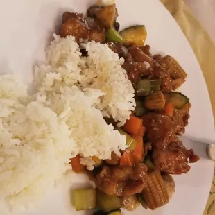 This was only about 1/4 of the cashew chicken! Large portions for the price (about $10, for a quart).