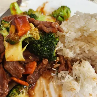 Beef with Broccoli, lunch special (requested white rice)