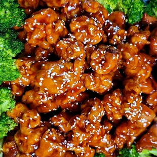 a plate of chicken and broccoli