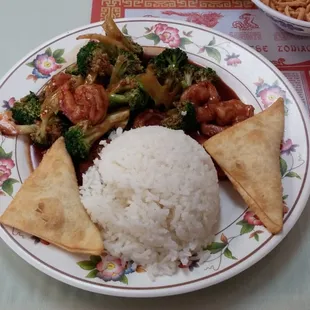 lunch combo: shrimp with broccoli, crab rangoons, steamed rice. (+ soup not pictured)