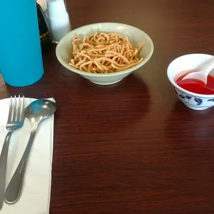 Crispy noodles at every table to munch on