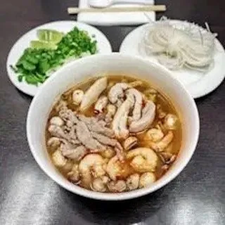 20. Combo Tom Yam Soup with Rice Noodle