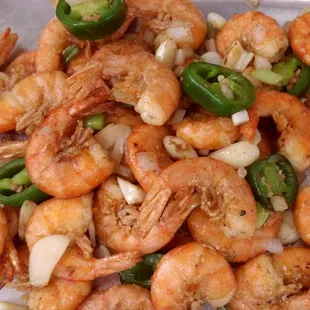 shrimp and peppers on a tray