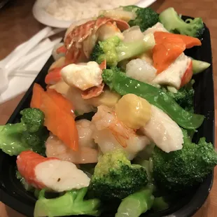 shrimp, broccoli, carrots, and rice