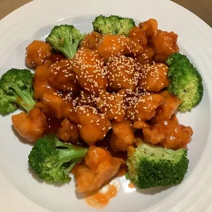 a plate of chicken and broccoli