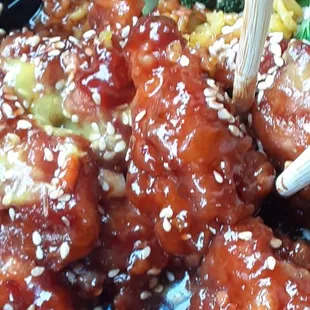 Lunch portion sesame chicken