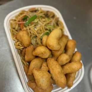 Dinner combo : Sweet and Sour Chicken with Lo Mein