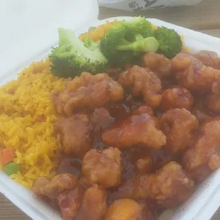 awesome orange chicken and vegetable lo me in lunch combos for only  475 each..so gooood