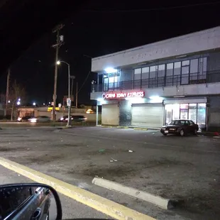 Everytime. I come theres a big line always have food coming out .. Dont smell bad. ... Very freshh dont let the pic fool you