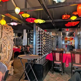 Wines, Decor and Interior Seating