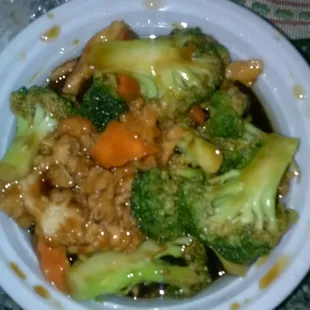 Small size chicken with broccoli. White rice on the side. Got as a carry out. Daughters favorite.Delicious