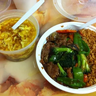 This was delicious, fresh and HOT! Beef with vegetables, fried rice and egg drop soup. Yummmmmmm......